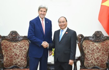 Prime Minister Nguyen Xuan Phuc welcomes John Kerry