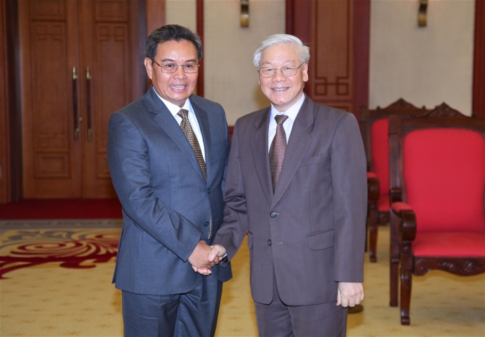 party chief meets with lao front president