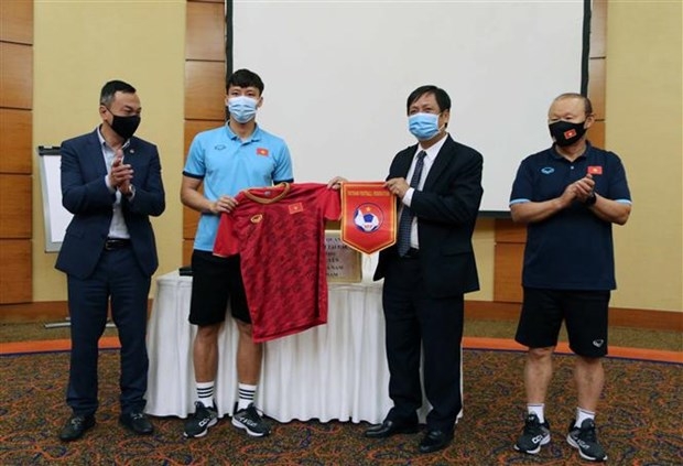 A member of Vietnam men's football team presents a souvenir to Vietnamese Ambassador to the United Arab Emirates (UAE) Nguyen Manh Tuan (second from right) (Photo: VNA)