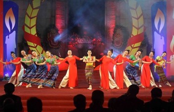 Arts performance praises Vietnam - Laos cooperation