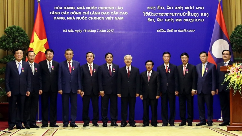 vietnamese leaders honoured with laos highest decorations