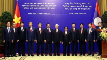 Vietnamese leaders honoured with Laos’ highest decorations