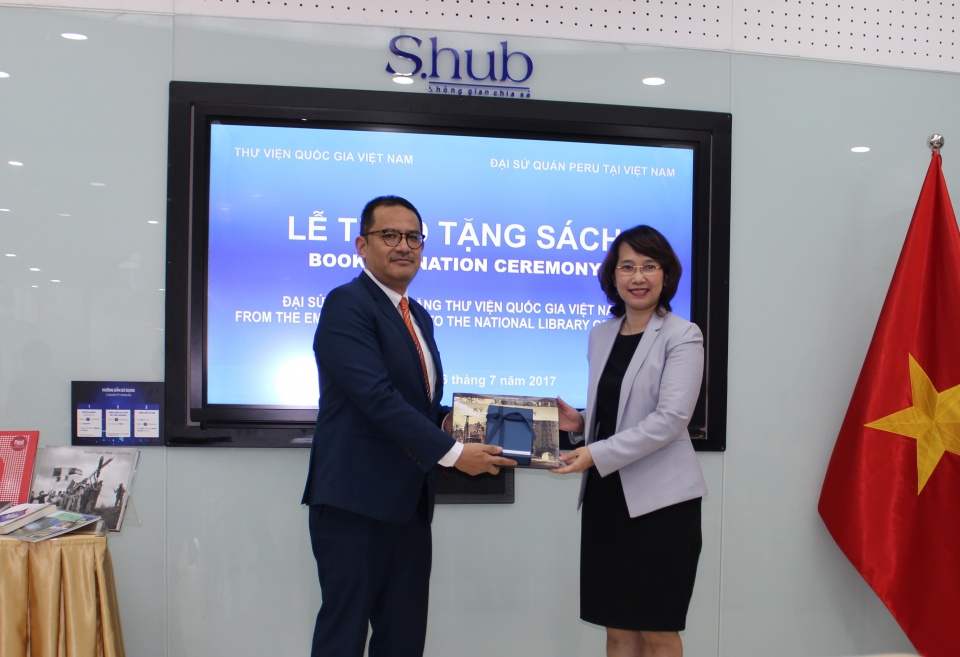 peruvian embassy donates books to the national library of vietnam