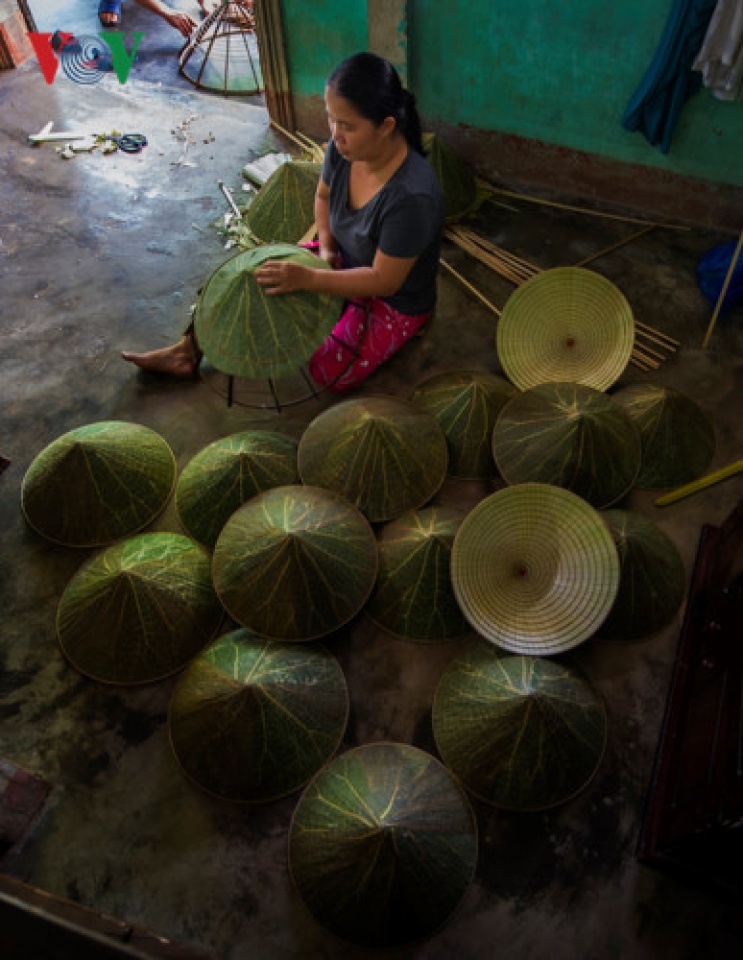 lotus leaf conical hat making at craft villages in hue
