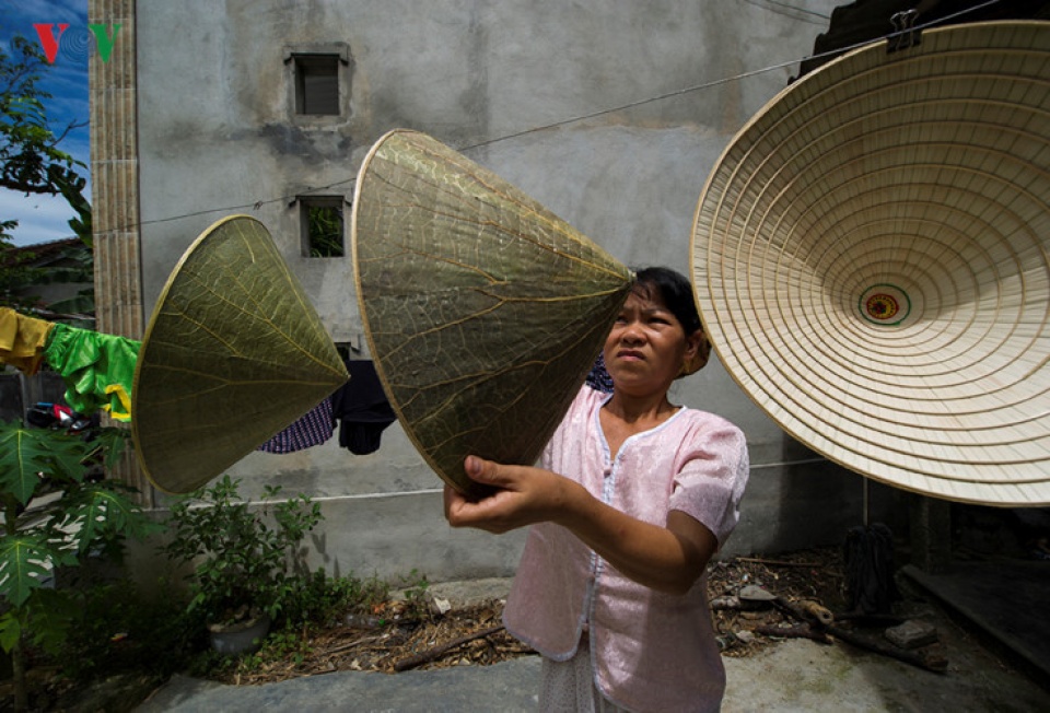 lotus leaf conical hat making at craft villages in hue