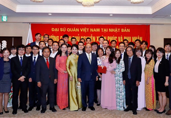 prime minister meets vietnamese community in japan