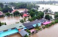vietnamese embassy in laos supports flood victims at home