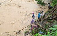 vietnamese embassy in laos supports flood victims at home