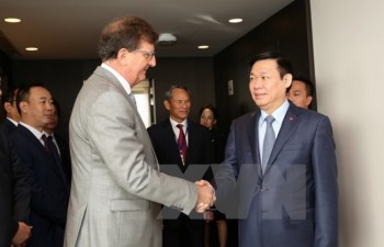 Deputy Prime Minister Vuong Dinh Hue meets EU leaders