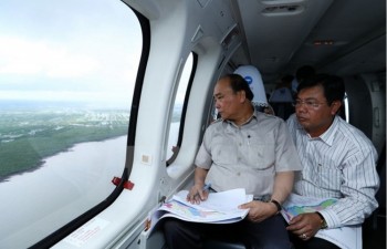 PM takes helicopter tour of climate change-hit areas in Mekong Delta