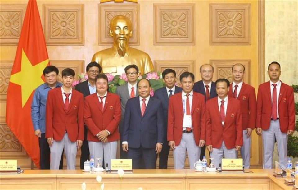 pm meets vietnams sports delegation to asiad 2018