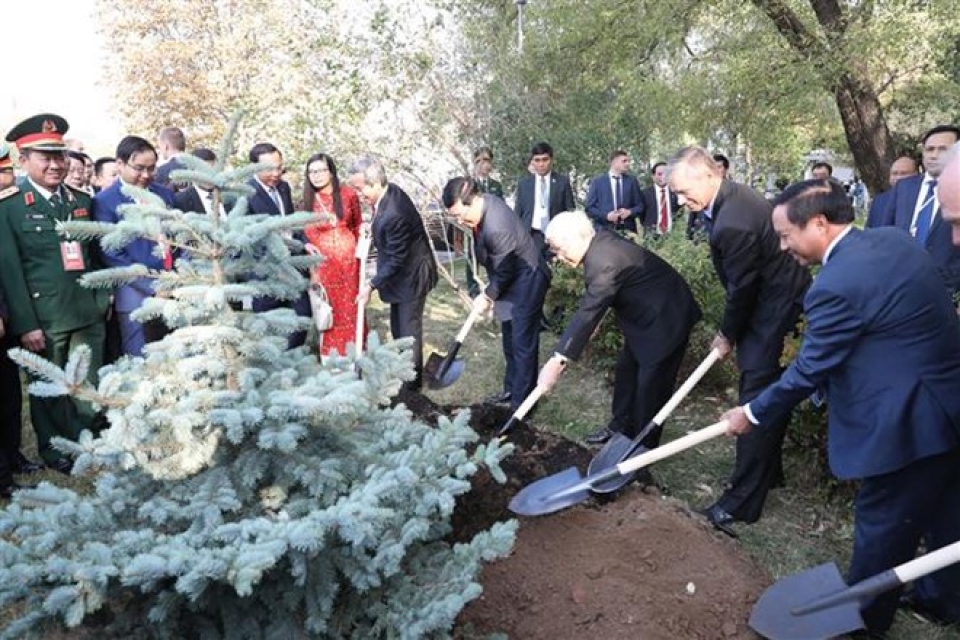 party chief lays flower at president ho chi minhs statue in moscow