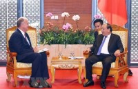 pm nguyen xuan phuc greets lao counterpart on sidelines of wef asean
