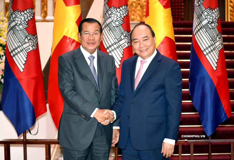 Prime Minister Nguyen Xuan Phuc receives Cambodian counterpart