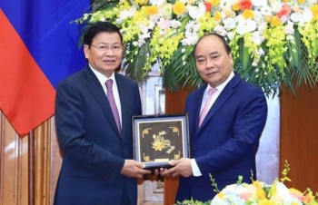 PM Nguyen Xuan Phuc greets Lao counterpart on sidelines of WEF ASEAN