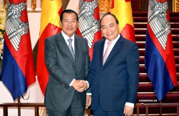 Prime Minister Nguyen Xuan Phuc receives Cambodian counterpart