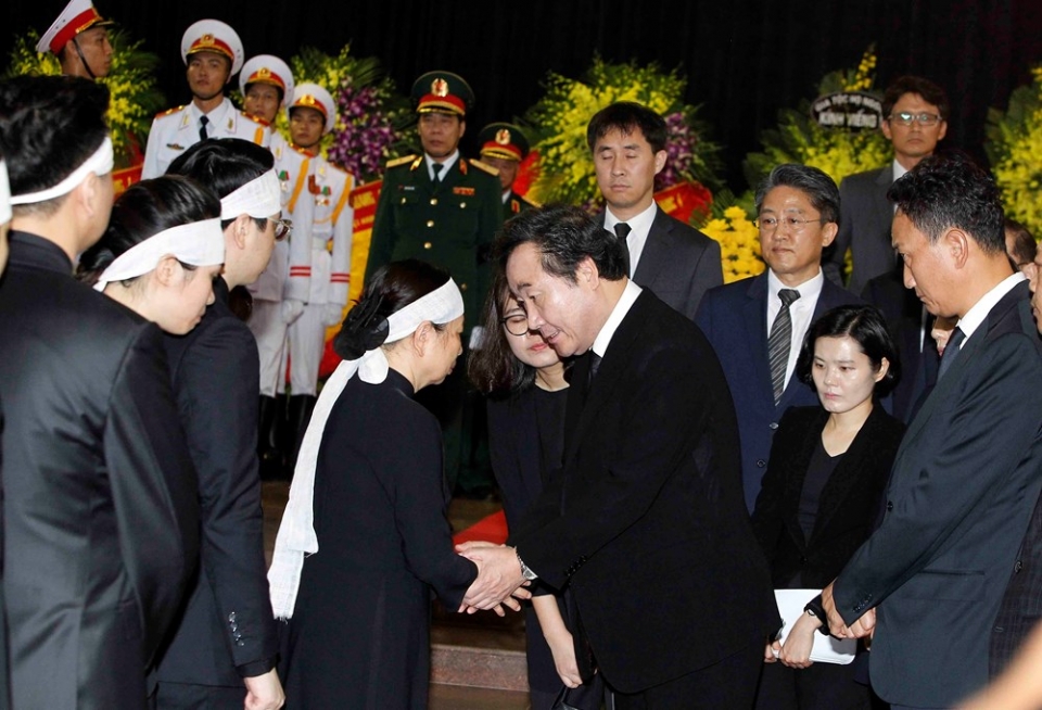 foreign guests pay last respects to president tran dai quang