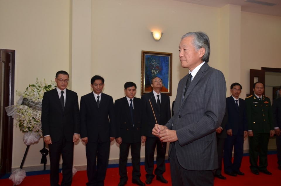vietnamese embassies open condolence book for president tran dai quang