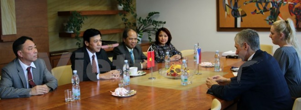 ambassador helps bridge vietnamese czech localities