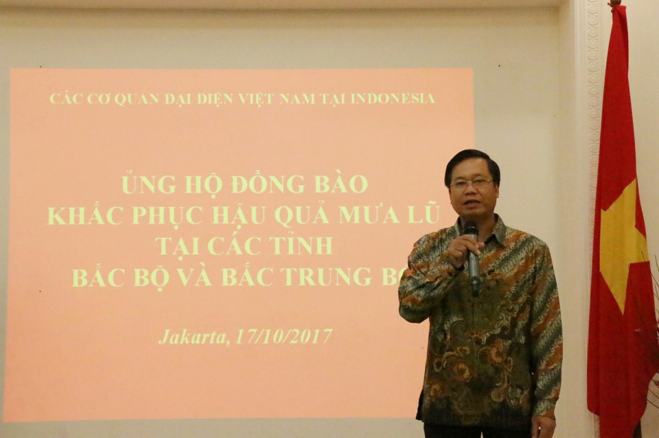 vietnam embassy in indonesia raises funds for flood victims