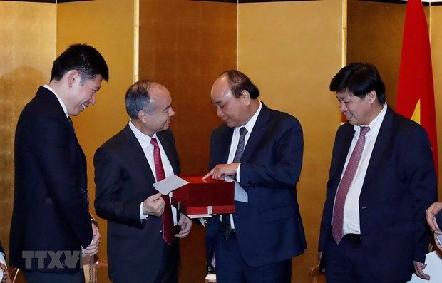 pm welcomes softbanks investment expansion in vietnam