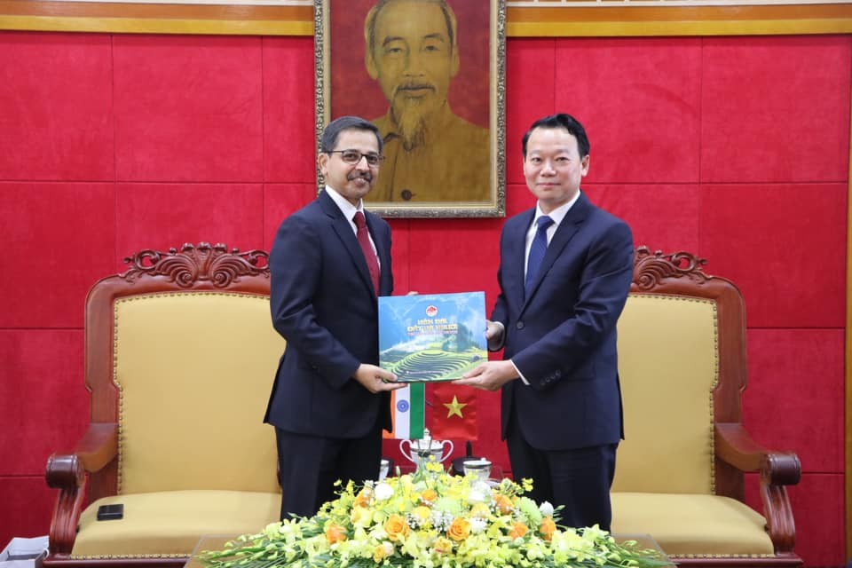 Đại sứ Pranay Verma và Bí thư Tỉnh ủy Yên Bái Đỗ Đức Duy. (Nguồn: ĐSQ Ấn Độ tại Việt Nam)