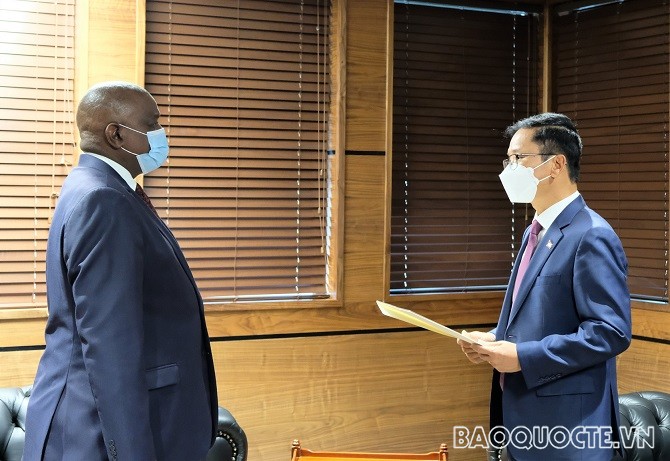 Đại sứ Hoàng Văn Lợi trình Thư ủy nhiệm lên Tổng thống Botswana