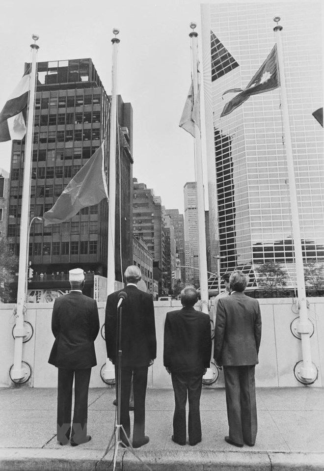 The flag raising ceremony at the United Nations headquarters on September 20, 1977, marking Viet Nam's membership of the largest international organization. (Photo: VNA)