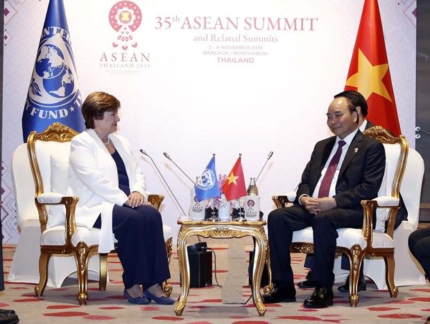 pm nguyen xuan phuc holds meetings on asean summits sidelines