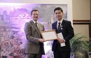 Vietnamese scholar presented French chevalier