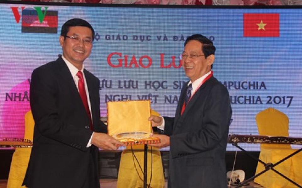 cambodian alumni delegation visits vietnam