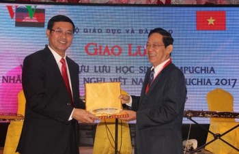 Cambodian alumni delegation visits Vietnam