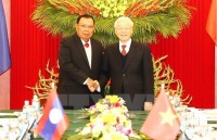pm nguyen xuan phuc meets lao counterpart in cambodia