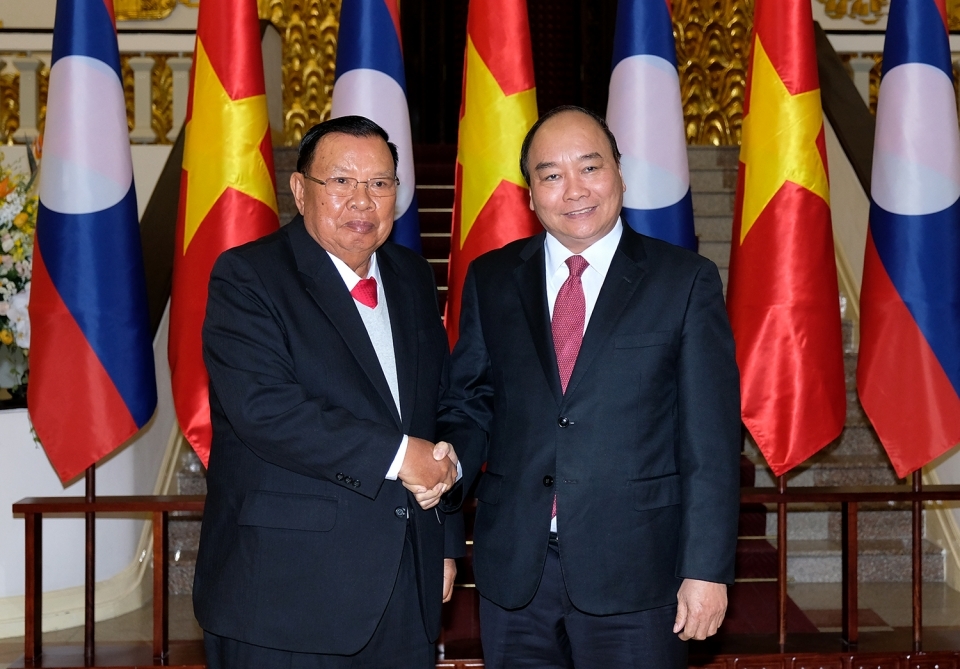 pm nguyen xuan phuc meets lao party and state leader