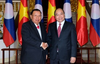 PM Nguyen Xuan Phuc meets Lao Party and State leader