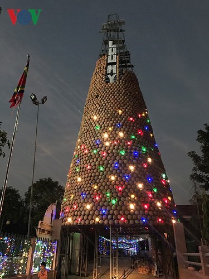 giant christmas tree made of 6000 earthen pots