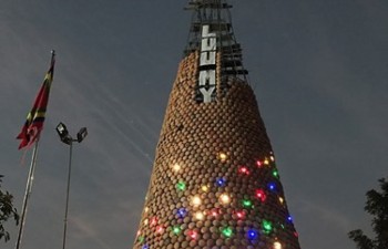 Giant Christmas tree made of 6,000 earthen pots