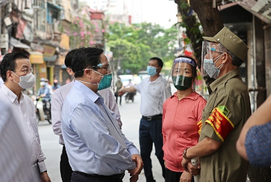 Prime Minister Pham Minh Chinh encouraged people in quarantie. (Photo: VNA)