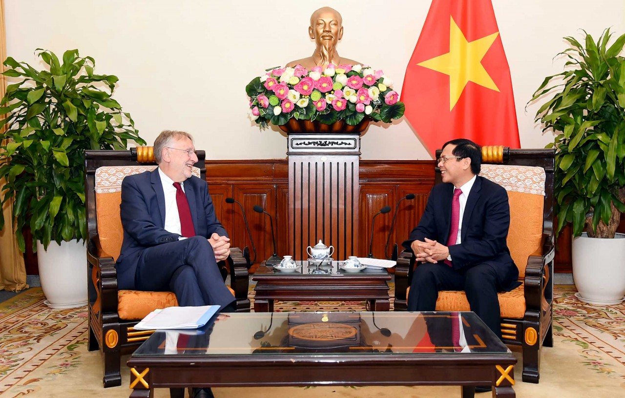 Bộ trưởng Ngoại giao Bùi Thanh Sơn hội đàm với ông Bernd Lange, Chủ tịch Ủy ban Thương mại quốc tế (INTA) của Nghị viện Châu Âu (EP). (Ảnh: Quang Hoà)