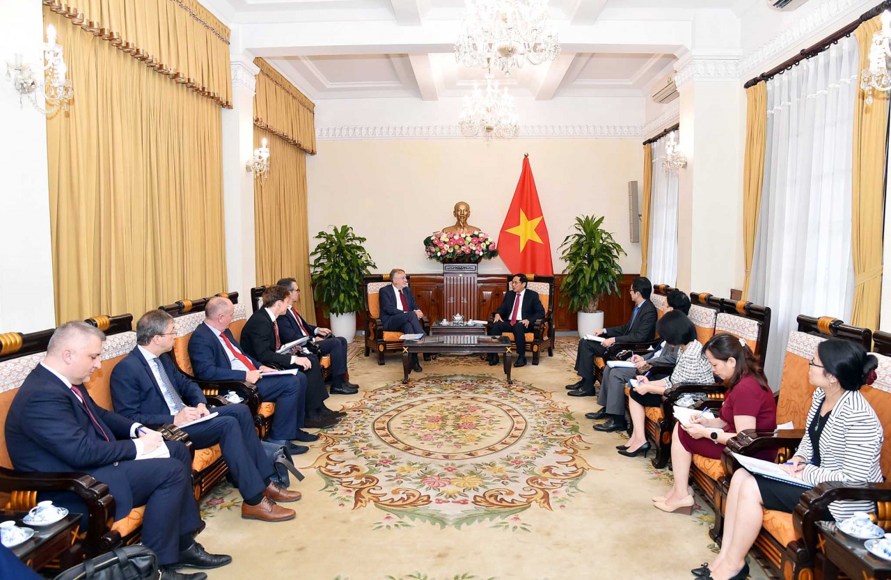 Bộ trưởng Ngoại giao Bùi Thanh Sơn hội đàm với ông Bernd Lange, Chủ tịch Ủy ban Thương mại quốc tế (INTA) của Nghị viện Châu Âu (EP). (Ảnh: Quang Hoà)