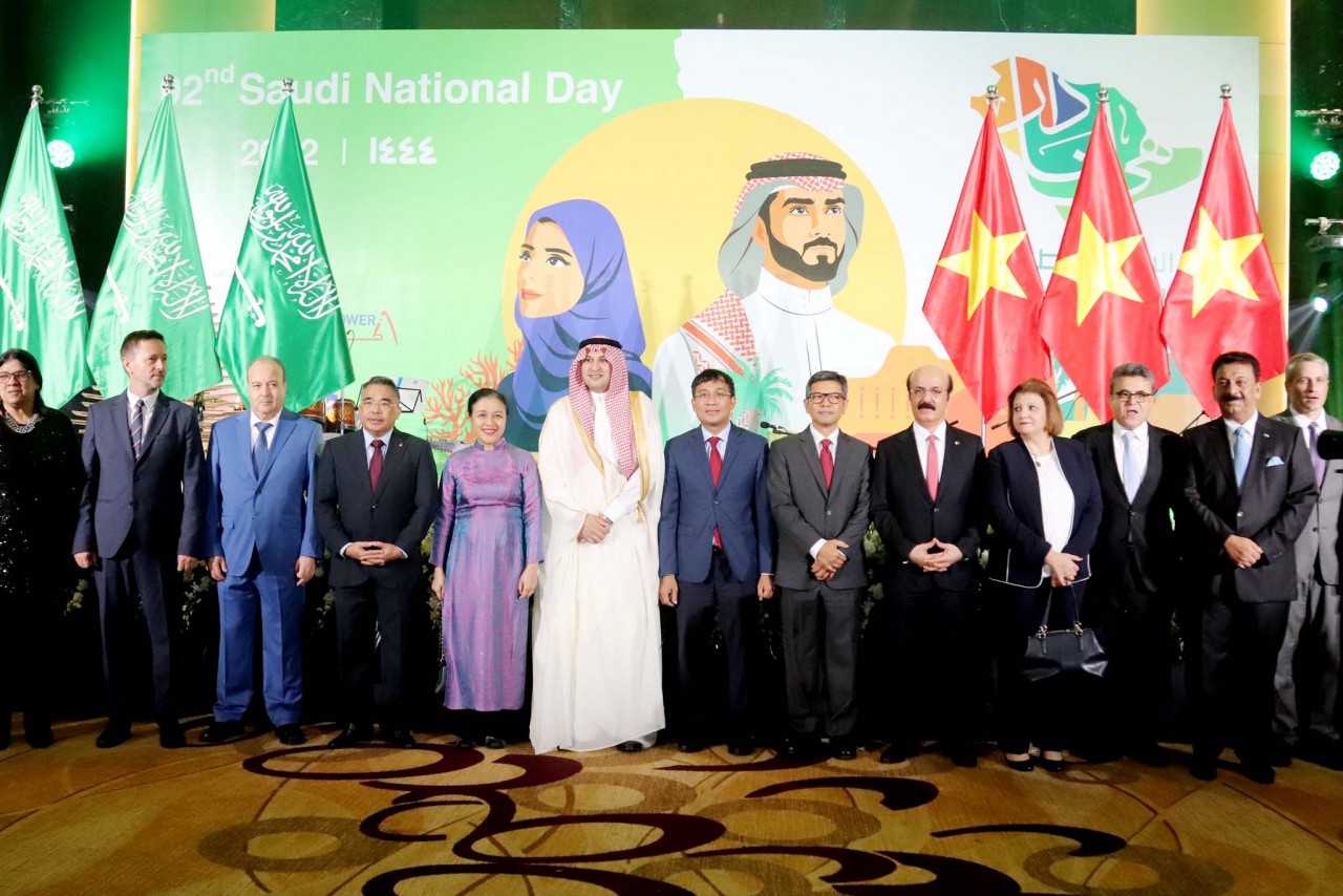 Thứ trưởng Thường trực Nguyễn Minh Vũ và Đại sứ Arabia Saudi chụp ảnh chung với các đại biểu dự quốc khánh Arabia Saudi (Ảnh: Quang Hoà)