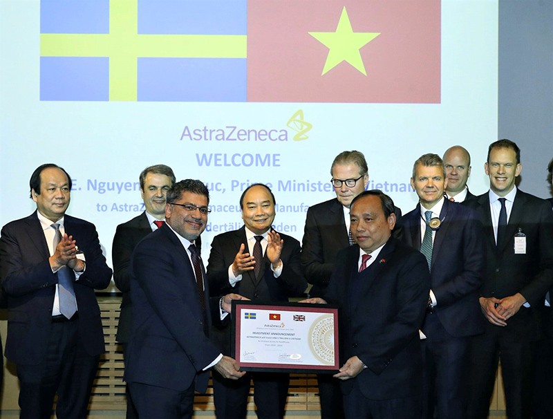 Chủ tịch nước Nguyễn Xuân Phúc (khi đó là Thủ tướng Chính phủ) chứng kiến lễ công bộ đầu tư của AstraZeneca vào Việt Nam tại Thuỵ Điển tháng 5/2019