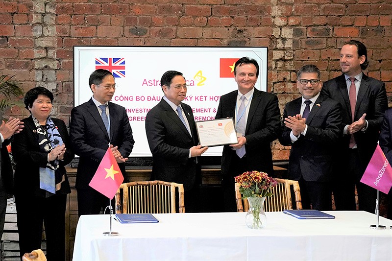 Thủ tướng Phạm Minh Chính và CEO AstraZeneca chứng kiến lễ công bố đầu tư và lễ ký giữa AstraZeneca với các đối tác tại Anh tháng 11/2021.