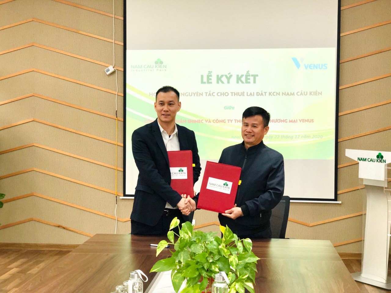 Despite the impact of the Covid-19 pandemic, Mr. Le Minh Khoa promoted the signing of a lease of land use right to build a factory in Nam Cau Kien Industrial Park, Hai Phong.