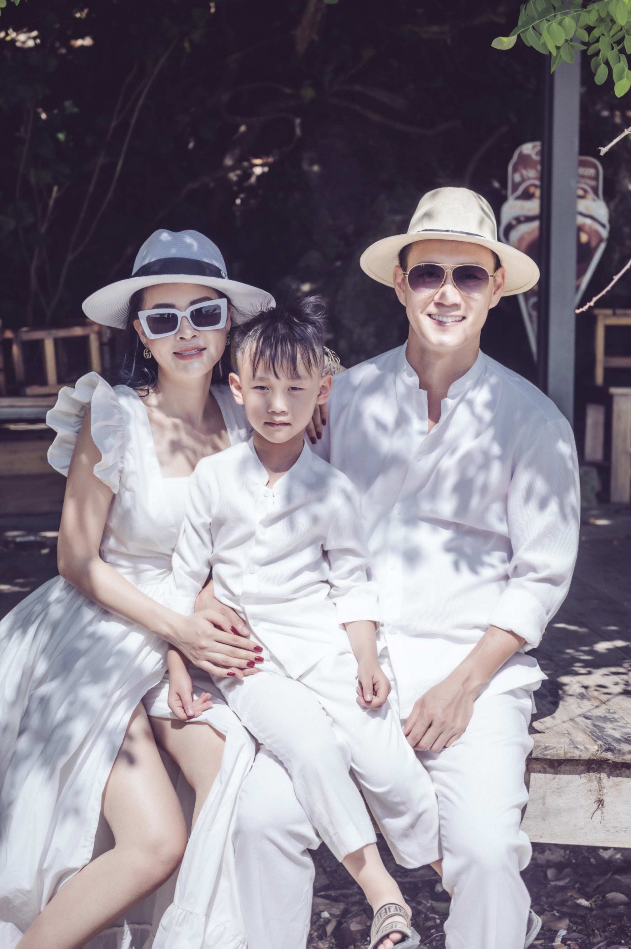 Mr. Le Minh Khoa with his family.