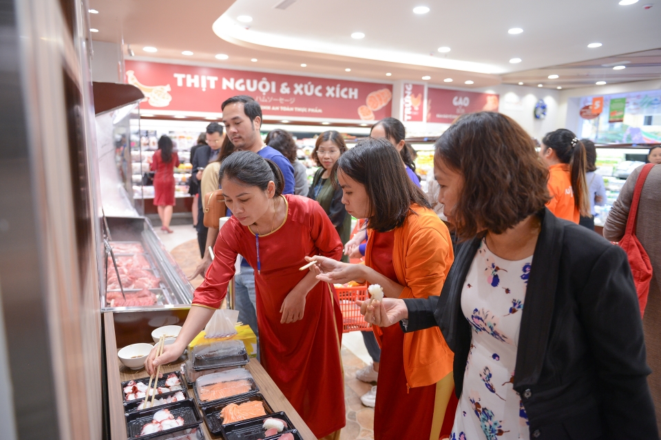 first super market in vietnam named fujimart