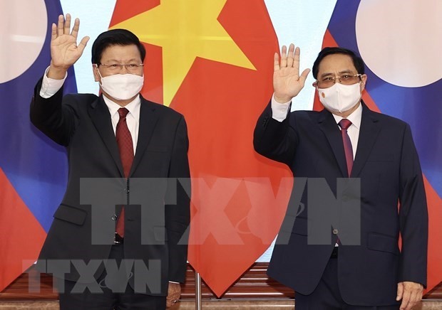 Prime Minister Pham Minh Chinh (R) and Lao President Thongloun Sisoulith. (Photo: VNA)