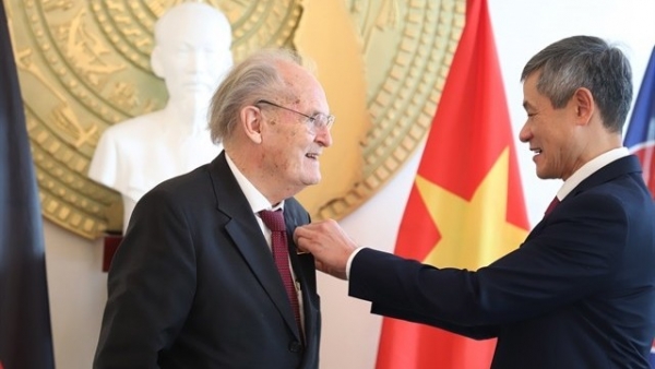 German medical professor honored with Viet Nam’s friendship order