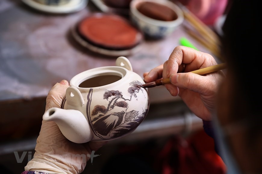 Ha Noi’s Bat Trang pottery village bustling ahead of Lunar New Year