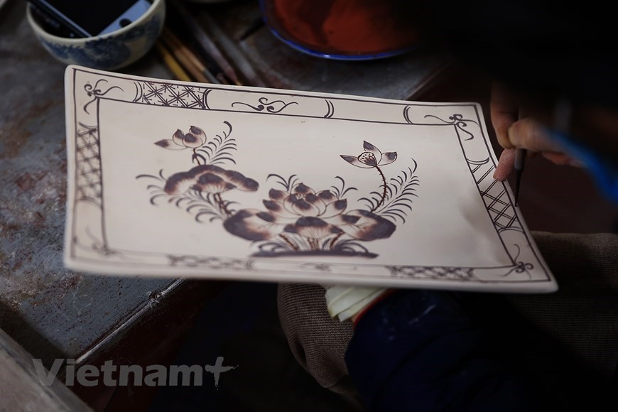 Ha Noi’s Bat Trang pottery village bustling ahead of Lunar New Year
